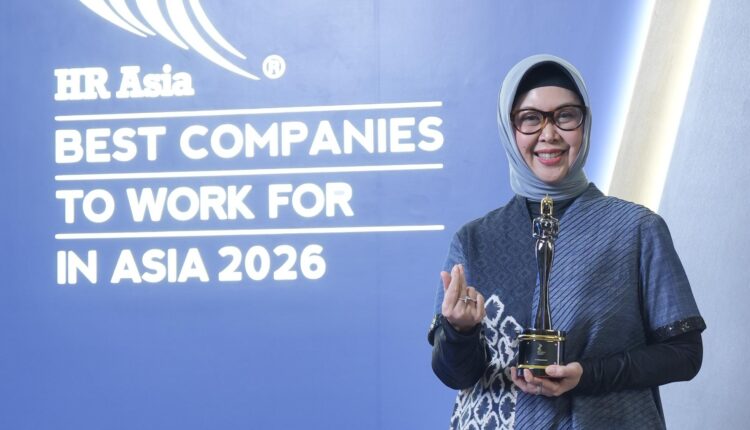 Seorang perwakilan dari PT Pegadaian berpose memegang trofi penghargaan dalam ajang HR Asia Awards 2026 di Jakarta.