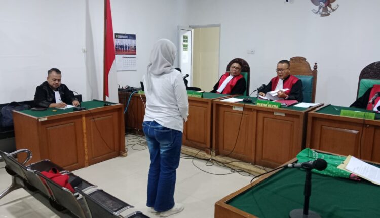 Terdakwa Lilik Liansi (berjilbab berdiri) mendengarkan pembacaan amar putusan oleh Majelis Hakim yang diketuai Idil Amin dalam sidang vonis di Pengadilan Negeri Palembang, Sumatra Selatan.