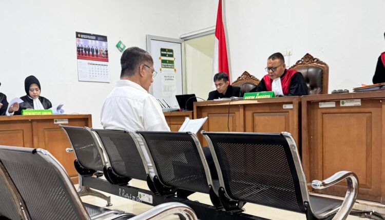 Terdakwa kasus dugaan korupsi proyek revitalisasi Pasar Cinde, Eddy Hermanto (tengah duduk menghadap hakim), mendengarkan pembacaan nota pembelaan (pleidoi) dari tim kuasa hukumnya dalam sidang lanjutan di Pengadilan Tipikor pada Pengadilan Negeri Palembang, Sumatera Selatan.