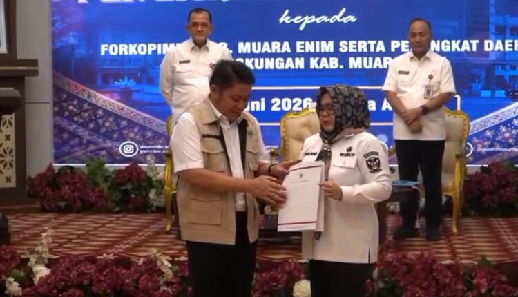 Gubernur Sumatra Selatan Herman Deru (kiri depan) menyerahkan Surat Keputusan (SK) penunjukan Pelaksana Tugas (Plt) Bupati Muara Enim kepada Wakil Bupati Sumarni (kanan depan) di Griya Agung, Palembang.