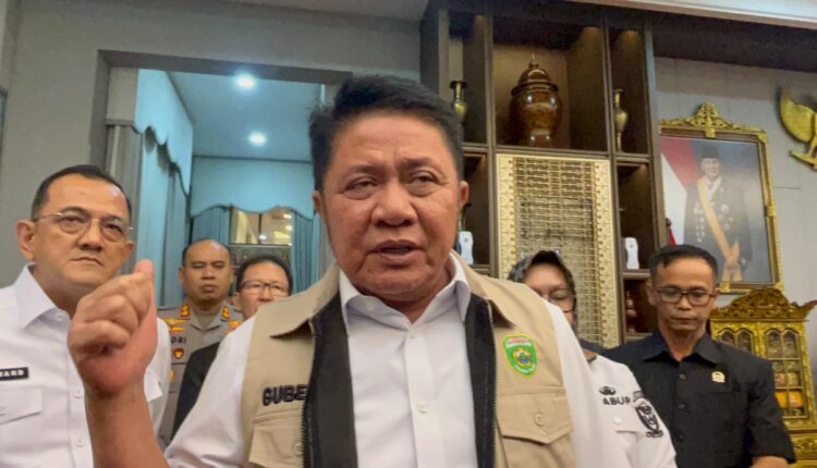 Gubernur Sumatra Selatan Herman Deru memberikan keterangan pers kepada media usai menyerahkan Surat Keputusan (SK) penunjukan Wakil Bupati Sumarni sebagai Pelaksana Tugas (Plt) Bupati Muara Enim di Griya Agung, Palembang.