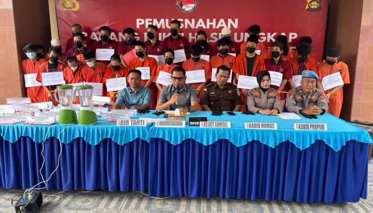 Jajaran Direktorat Reserse Narkoba Polda Sumatera Selatan bersama perwakilan Kejaksaan Tinggi Sumsel menggelar konferensi pers pemusnahan barang bukti narkotika di Mapolda Sumsel, Palembang.