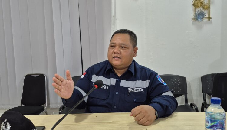 Ketua DPC Gapasdap lintasan Tanjung Api-Api–Tanjung Kalian, Edos Sari Waskito, memberikan keterangan kepada media terkait dampak pelemahan nilai tukar rupiah di Palembang, Sumatra Selatan.