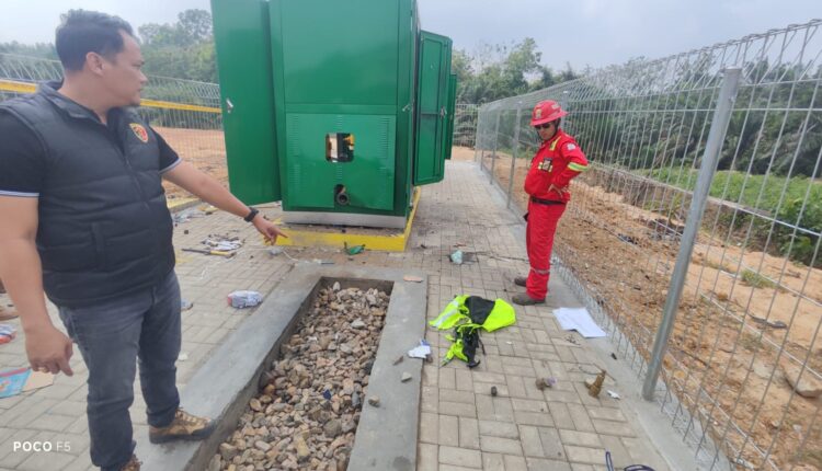 Personel kepolisian dari Polsek Babat Supat menunjuk area fasilitas Metering Regulating Station (MRS) jaringan gas alam yang meledak di belakang Kantor Camat Babat Supat, Kabupaten Musi Banyuasin (Muba), Sumatra Selatan.