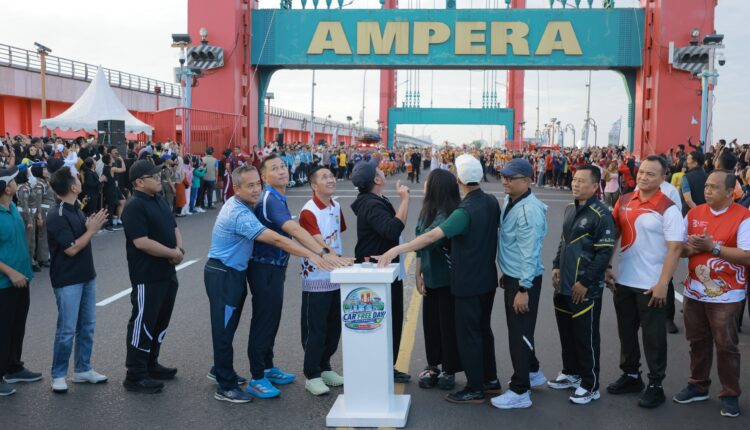 Walikota Palembang Ratu Dewa bersama jajaran FKPD Pemkot Palembang, dan Pemprov Sumsel menekan tombol sirene saat meresmikan peluncuran program Car Free Day (CFD) di atas Jembatan Ampera, Palembang, Sumatera Selatan.