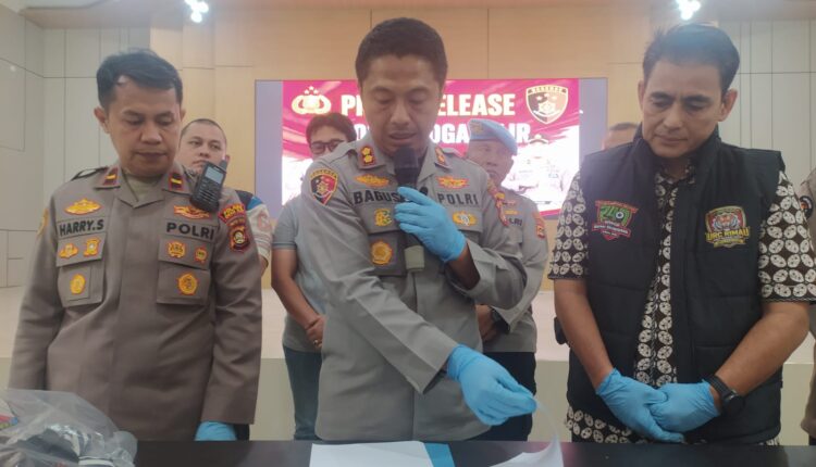 Kapolres Ogan Ilir AKBP Bagus Suryo Wibowo (tengah) didampingi jajaran Satreskrim memimpin jalannya konferensi pers pengungkapan kasus pembunuhan berencana di Mapolres Ogan Ilir, Sumatera Selatan