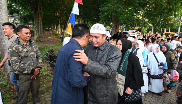 Wali Kota Pagar Alam, Ludi Oliansyah (tengah berpeci putih), saling berpelukan dan berjabat tangan dengan kerabat serta jajaran pemerintah setibanya bersama rombongan 208 jamaah haji asal Kota Pagar Alam di Kompleks Gunung Gare.