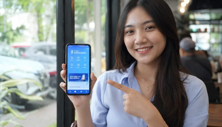 Model Bank Sumsel Babel tunjukan pembelian paket data Telkomsel.