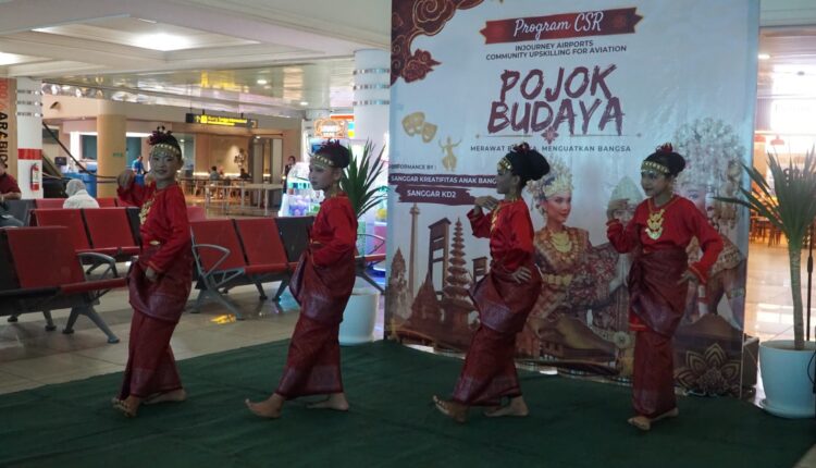 Empat penari cilik dari sanggar seni lokal binaan membawakan tarian khas Sumatera Selatan dalam acara peluncuran "Pojok Budaya" di area Domestic Boarding Lounge Bandara Internasional Sultan Mahmud Badaruddin (SMB) II, Palembang.