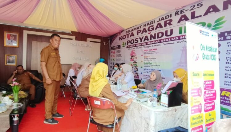 Petugas medis melayani warga yang melakukan pemeriksaan kesehatan di stan Dinas Kesehatan Kota Pagar Alam dalam ajang Besemah Expo ke-22 di Pagar Alam, Sumatera Selatan.