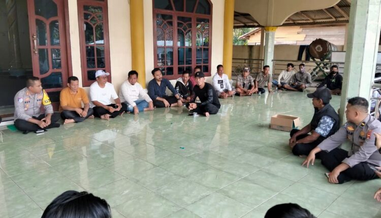 Kapolres OKI AKBP Eko Rubiyanto bersama Camat Lempuing Jamhari Ilyas dan perangkat desa duduk bersila mendengarkan aspirasi serta tuntutan warga di teras Masjid Nurul Yaqin, Desa Tebing Suluh, Kabupaten Ogan Komering Ilir (OKI), Sumatera Selatan.