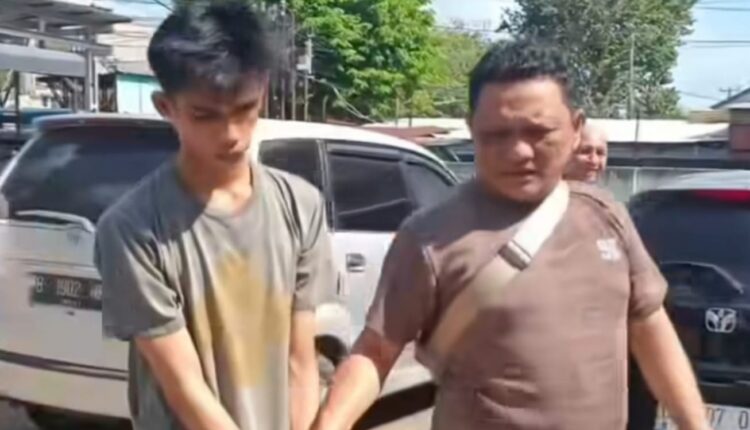 Anggota Polsek Seberang Ulu I mengawal tersangka AT, pelaku utama pencurian dengan kekerasan (begal) yang sempat masuk Daftar Pencarian Orang (DPO), saat rilis kasus di Mapolsek Seberang Ulu I, Palembang.