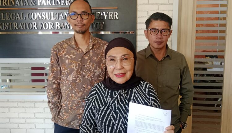 Tim Kuasa Hukum Dodi Reza Alex Noerdin yang dipimpin oleh Titis Rachmawati (tengah), didampingi Andre Yunialdi (kiri) dan Bayu Prasetya Andrinata (kanan), memberikan keterangan pers terkait pemeriksaan kliennya sebagai saksi di Kejaksaan Tinggi Sumatera Selatan.