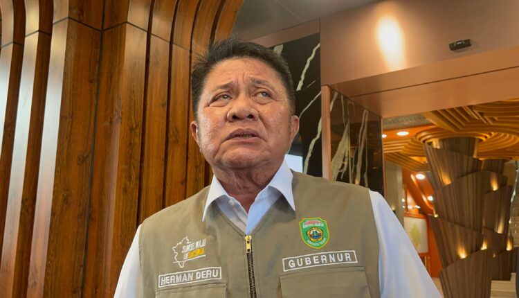 Gubernur Sumatra Selatan, Herman Deru, memberikan keterangan pers terkait polemik Sistem Penerimaan Murid Baru (SPMB) tingkat SMA di Palembang dan Lubuklinggau saat ditemui di Kantor Gubernur Sumsel.