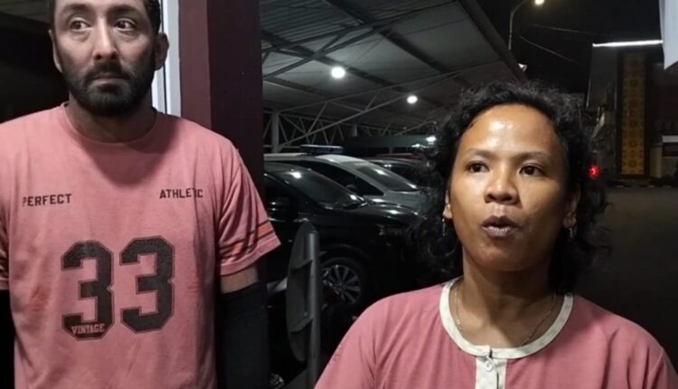 Warga Negara Asing (WNA) asal Inggris, Yunus Patel (38), didampingi istrinya Juwita (42), memberikan keterangan kepada awak media setelah membuat laporan dugaan penganiayaan di Mapolrestabes Palembang. Korban diduga dipukul berkali-kali oleh pengendara motor Honda Beat BG 6784 ADC setelah sebelumnya terlibat kecelakaan lalu lintas di kawasan Jakabaring, Palembang.