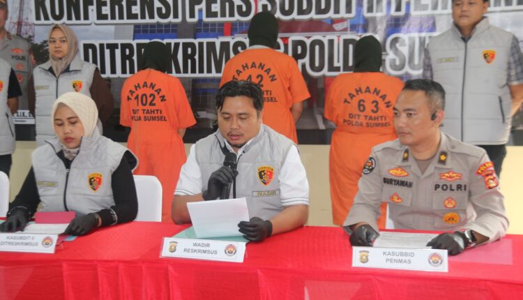 Wakil Direktur Reserse Kriminal Khusus Polda Sumsel, AKBP Listiyono Dwi Nugroho (tengah), didampingi Kasubbit II Ditreskrimsus (kiri) dan Kasubbid Penmas (kanan), memimpin konferensi pers pengungkapan kasus korupsi perbankan di Mapolda Sumatera Selatan.