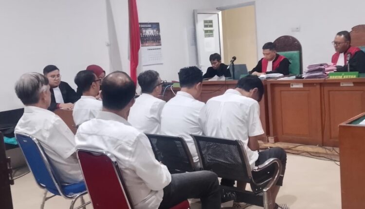 Keenam terdakwa kasus dugaan tindak pidana korupsi penyaluran Kredit Usaha Rakyat (KUR) Bank Sumsel Babel Cabang Pembantu Semendo mendengarkan pembacaan replik dari Jaksa Penuntut Umum (JPU) dalam persidangan di Pengadilan Tipikor Palembang.