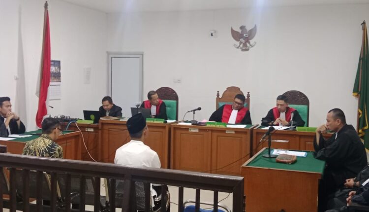 Dua terdakwa kasus korupsi pengadaan pompa portable penanggulangan karhutla Kabupaten Muratara, Supriyono dan Kusnandar (duduk menghadap hakim), mendengarkan pembacaan amar putusan oleh Ketua Majelis Hakim Kristanto Sahat Sianipar di Pengadilan Tipikor pada Pengadilan Negeri Palembang.