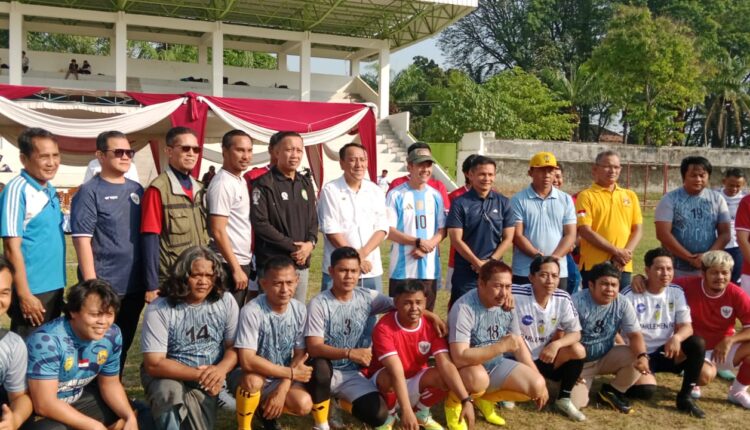 Suasana hangat pembukaan Kejuaraan Sepak Bola IJTI Sumsel Cup 2026 di Stadion Kamboja, Palembang.