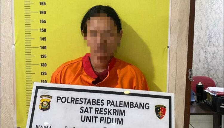Tersangka SJ (26), seorang Asisten Rumah Tangga (ART), saat diamankan di Mapolrestabes Palembang.