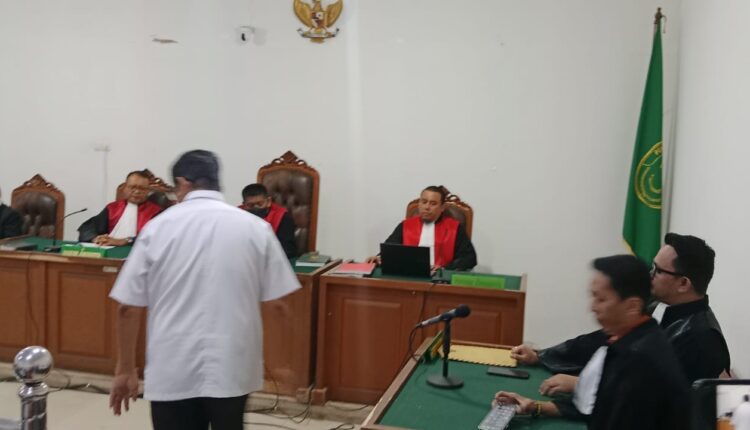 Terdakwa Eddy Hermanto mendengarkan amar putusan yang dibacakan oleh Ketua Majelis Hakim Fauzi Isra dalam sidang vonis kasus dugaan korupsi proyek revitalisasi Pasar Cinde di Pengadilan Tipikor pada Pengadilan Negeri Palembang, Sumatera Selatan.