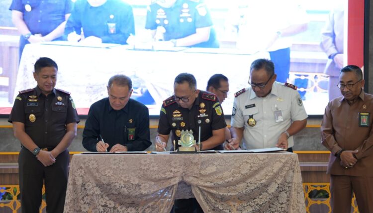 Ketua Pengadilan Tinggi Palembang, Kepala Kejaksaan Tinggi Sumatera Selatan, dan Kepala Kantor Wilayah Ditjenpas Sumatera Selatan menandatangani Perjanjian Kerja Sama (PKS) di Aula Lantai 9 Kejati Sumsel, Palembang.