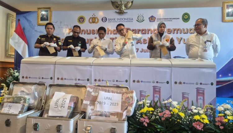 Pemusnahan uang palsu tidak asli oleh Bank Indonesia dan unsur terkait di kantor Bank Indonesia.