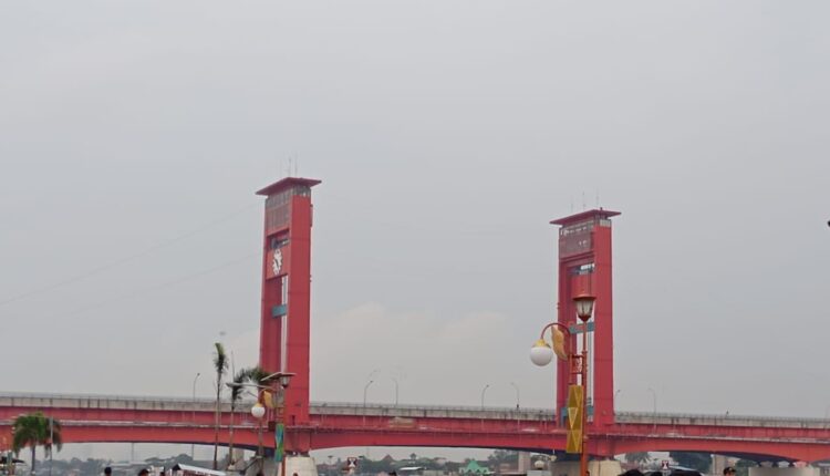 Jembatan Ampera ikonik Kota Palembang.