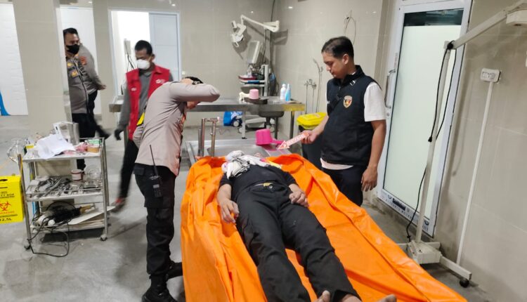 Tim Inafis Polrestabes Palembang bersama piket Fungsi Polsek Kalidoni melakukan pemeriksaan luar terhadap jenazah korban berinisial ADO (25) di Rumah SAKIT Bhayangkara Palembang.