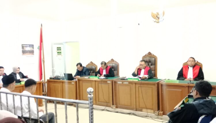 Majelis Hakim yang diketuai oleh Idil Amin (tengah) memimpin sidang lanjutan kasus dugaan pemerasan dan gratifikasi proyek irigasi Muara Enim di Pengadilan Tipikor pada Pengadilan Negeri Palembang.