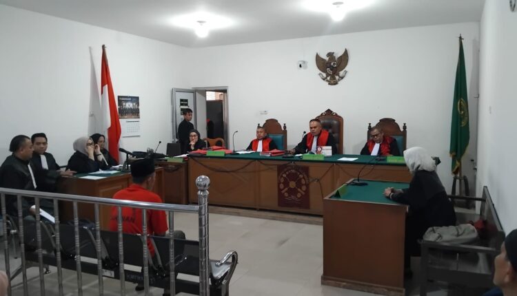 Terdakwa Herianton bin Munari (baju tahanan merah) mendengarkan pembacaan amar putusan oleh Majelis Hakim di Pengadilan Negeri Palembang.