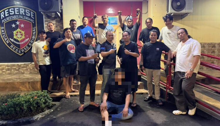 Anggota Unit Pidum dan Unit Ranmor Satreskrim Polrestabes Palembang berfoto bersama usai berhasil meringkus pelaku kepemilikan senjata api rakitan berinisial DH (37) di depan gedung Satuan Reserse Kriminal Polrestabes Palembang, Sumatera Selatan.