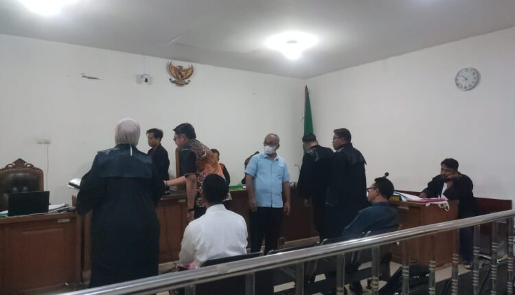 Suasana pemeriksaan tiga saksi oleh Majelis Hakim dan Jaksa Penuntut Umum (JPU) dalam sidang lanjutan kasus dugaan korupsi pembangunan Guest House UIN Raden Fatah Palembang dengan terdakwa Abdul Karim di Pengadilan Tipikor Palembang.
