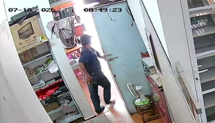 Rekaman CCTV yang memperlihatkan aksi pelaku pencurian di Toko Mie A BA, Kelurahan 18 Ilir, Palembang. Korban Chandra Tan (69) telah resmi melaporkan kejadian ini ke Polrestabes Palembang setelah kehilangan HP Reno 4 dan uang tunai.