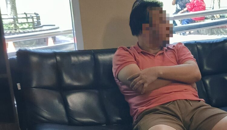 Terduga pelaku penggelapan berinisial BH (38) saat diamankan di Polrestabes Palembang setelah diserahkan oleh perwakilan karyawan tempatnya bekerja.