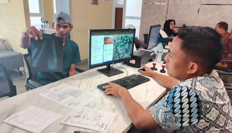 Korban penembakan senapan angin, menunjukkan foto rontgen luka di pahanya saat membuat laporan di Sentra Pelayanan Kepolisian Terpadu (SPKT) Polrestabes Palembang, Sumatera Selatan.