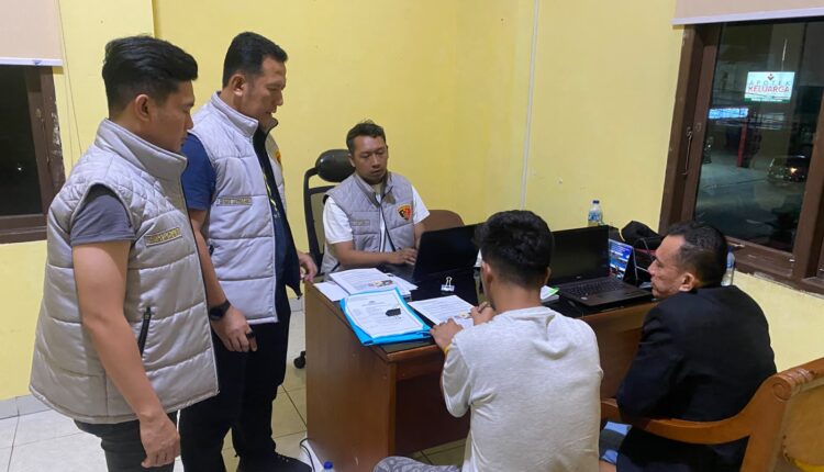 Penyidik Subdit V Siber Ditreskrimsus Polda Sumsel menginterogasi tersangka kasus penipuan digital berkedok pendaftaran Sumsel Bhayangkara Run 2026.