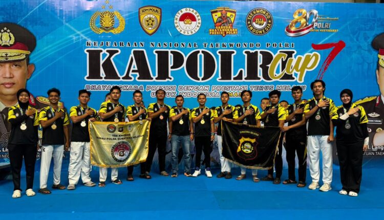 Kontingen Taekwondo Rimau Polda Sumatera Selatan berfoto bersama usai sukses membawa pulang total 13 medali dalam Kejuaraan Nasional Taekwondo Kapolri Cup 7 di Indoor Stadium Kelapa Dua, Kabupaten Tangerang, Banten, yang berlangsung pada 9–11 Juli 2026.