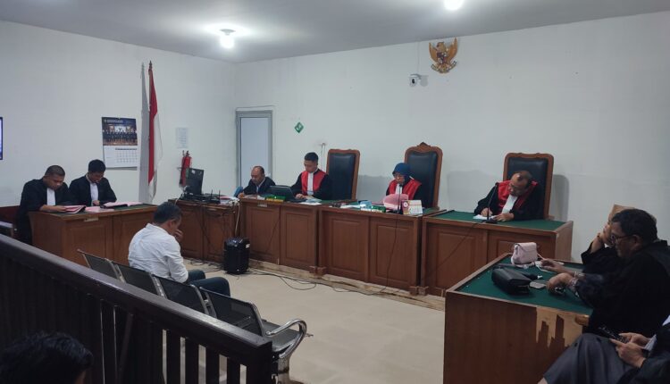 Terdakwa Akhirudin mendengarkan pembacaan amar tuntutan dari Jaksa Penuntut Umum (JPU) Kejari Prabumulih dalam sidang lanjutan kasus dugaan korupsi proyek pembangunan Gedung BLK UPTP Prabumulih TA 2022 di Pengadilan Tipikor PN Palembang, Sumatera Selatan.