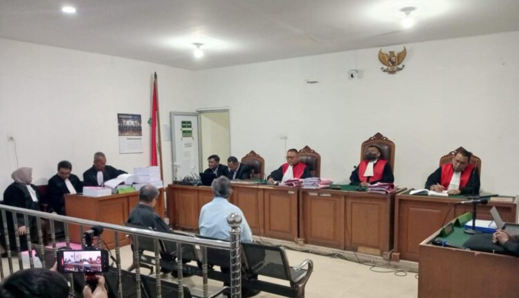 Dua terdakwa kasus dugaan korupsi fasilitas kredit PT Bank Rakyat Indonesia (Persero) Tbk, Wilson Sutanto dan Mangantar Siagian, mendengarkan pembacaan amar tuntutan dari Jaksa Penuntut Umum (JPU) di Pengadilan Tipikor PN Palembang, Sumatera Selatan.