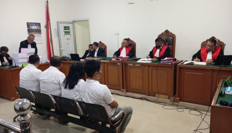 Empat terdakwa oknum pegawai PT Bank Rakyat Indonesia (Persero) Tbk (duduk di kursi pesakitan) mendengarkan pembacaan amar tuntutan oleh Jaksa Penuntut Umum (JPU) di Pengadilan Tipikor PN Palembang, Sumatera Selatan.