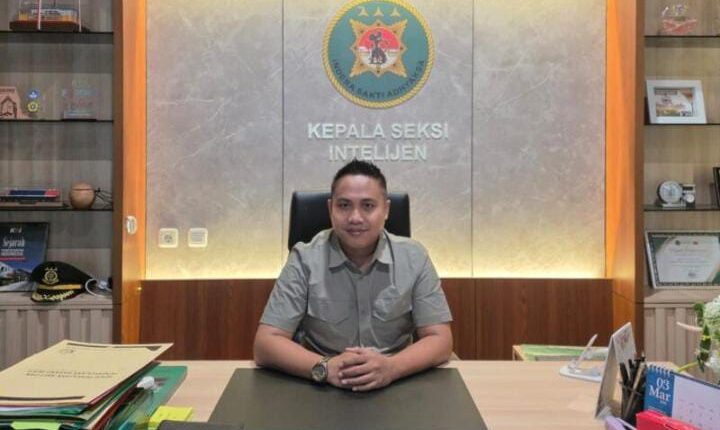 Kepala Seksi Intelijen Kejaksaan Negeri Palembang, Mochamad Ali Rizza, saat memberikan keterangan resmi mengenai perkembangan penyidikan dugaan korupsi proyek lampu jalan di Palembang.