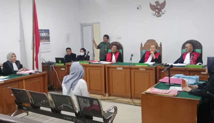Terdakwa Nisdiarti mendengarkan pertanyaan dari Ketua Majelis Hakim Sangkot Lumban Tobing dalam sidang lanjutan kasus dugaan penipuan kredit Bank BJB di Pengadilan Negeri Palembang.
