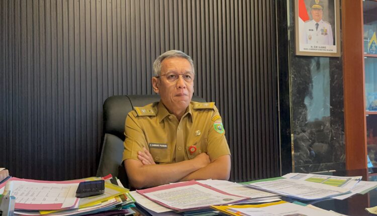 Kepala Dinas Pertanian Tanaman Pangan dan Hortikultura (DPTPH) Provinsi Sumatera Selatan, Bambang Pramono, memberikan pemaparan mengenai strategi percepatan tanam di ruang kerjanya, Palembang.