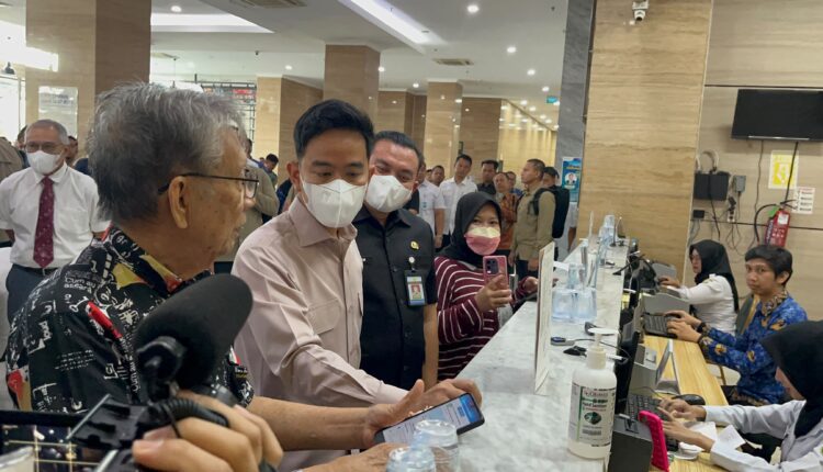 Wakil Presiden RI Gibran Rakabuming Raka (tengah) didampingi pejabat daerah saat meninjau langsung area loket pendaftaran di RSUD Siti Fatimah Provinsi Sumatera Selatan.