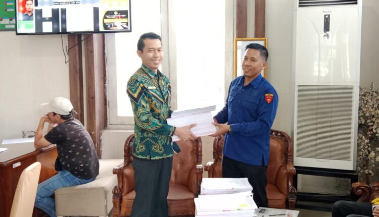 Perwakilan tim Pidana Khusus Kejaksaan Negeri Palembang menyerahkan bundel berkas perkara dan surat dakwaan kasus dugaan korupsi distribusi semen kepada petugas melalui layanan Pelayanan Terpadu Satu Pintu (PTSP) di Pengadilan Tipikor pada Pengadilan Negeri Palembang.