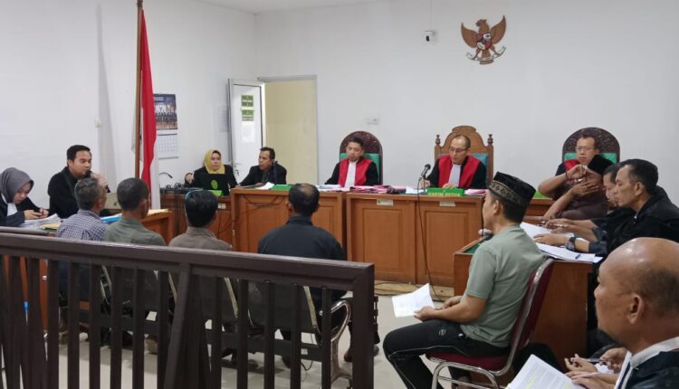 Majelis hakim yang dipimpin Ketua Majelis Hakim Sangkot Lumban Tobing memimpin sidang lanjutan perkara dugaan korupsi penyaluran Kredit Usaha Rakyat (KUR) BSI kepada petani tambak udang OKI di Pengadilan Tipikor Palembang.