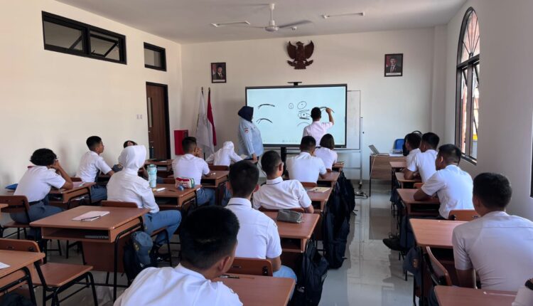 Suasana Kegiatan Belajar Mengajar (KBM) siswa kelas XI SMA Taruna Nusantara Kampus Kota Pagar Alam, Sumatera Selatan.