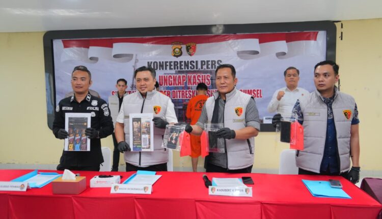 Wakil Direktur Reskrimsus Polda Sumsel AKBP Listiyono Dwi Nugroho bersama Kasubdit V Tipidsiber menunjukkan barang bukti berupa ponsel dan tangkapan layar situs web palsu saat konferensi pers di Mapolda Sumatera Selatan.