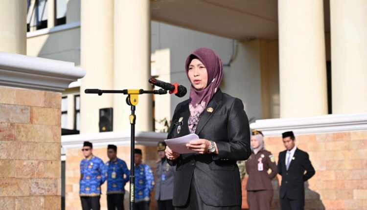 Wakil Wali Kota Pagar Alam, Bertha, bertindak sebagai Inspektur Upacara dalam Upacara Gabungan memperingati Hari Koperasi Nasional (HARKOPNAS) ke-79 sekaligus Hari Anti Narkotika Internasional (HANI) Tahun 2026 di Halaman Kantor Setdako Pagar Alam.